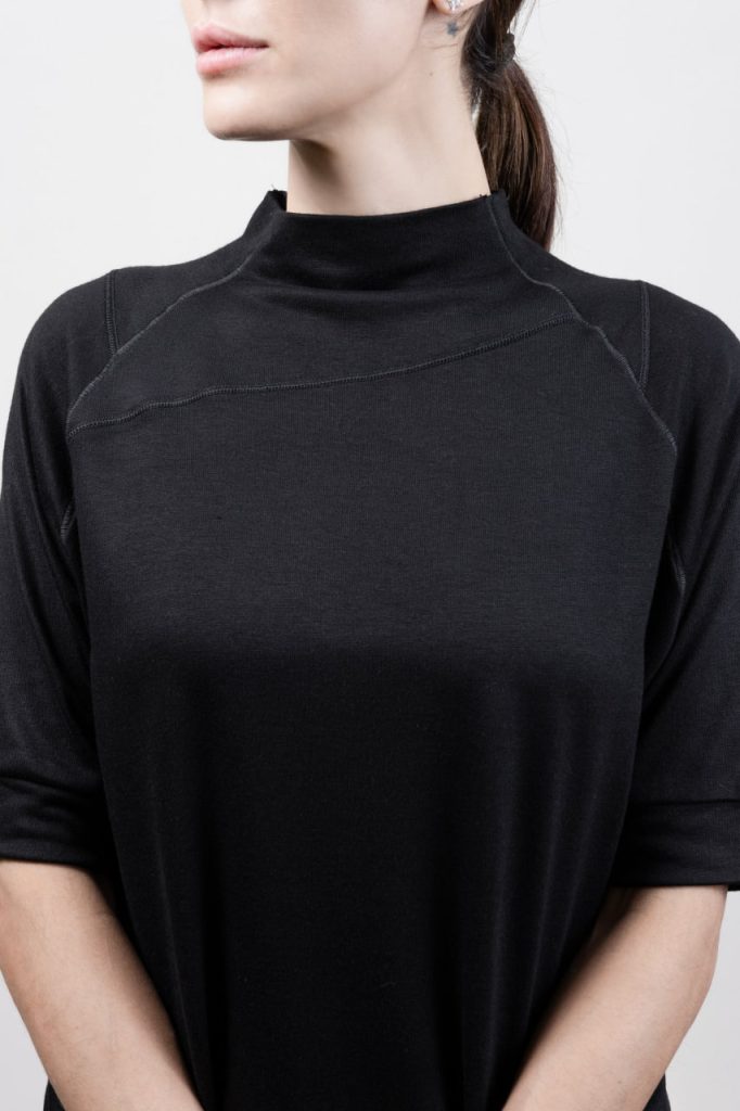 rosttya shirt 005 blk 06 neck detail