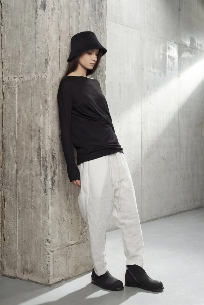 rosttya shirt 006 blk 04 side leaning