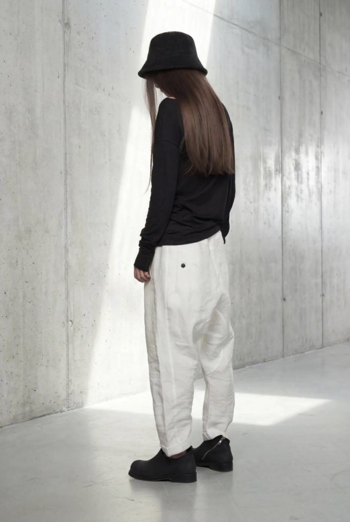 rosttya shirt 006 blk 05 back walking