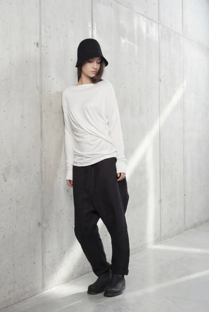 rosttya shirt 007 wht 06 side leaning