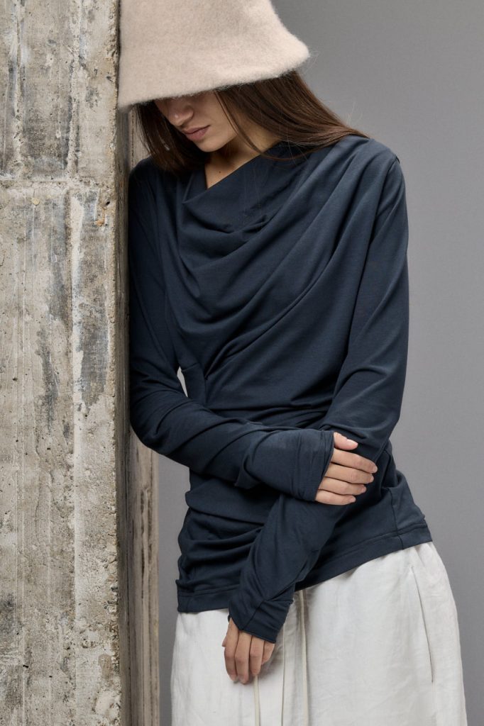 rosttya shirt 008 nvy 06 cowl detail